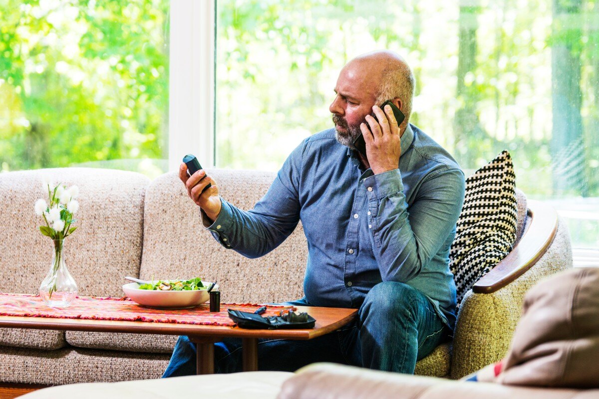 Patient consults remote clinical pharmacist while taking medication 157405027