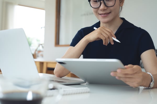 remote pharmacist using pharmacy technology on a tablet to improve provider-patient relationships